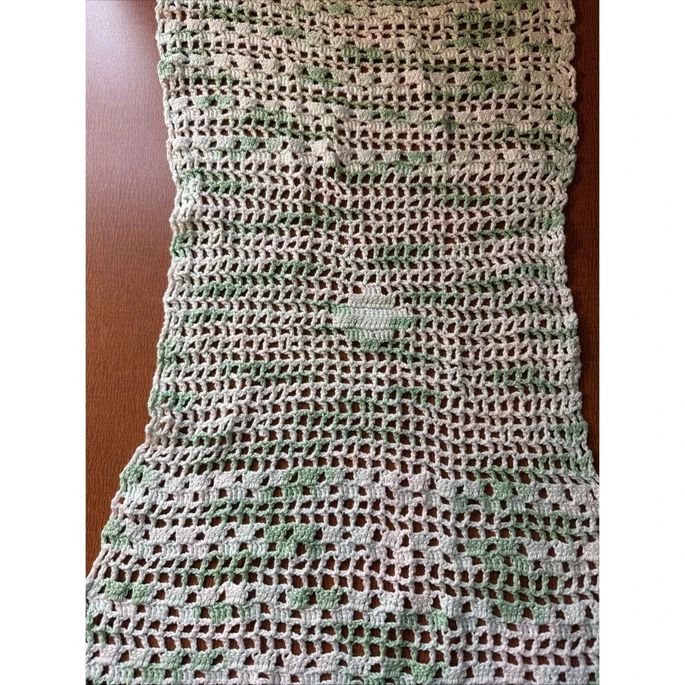 Vtg Crocheted‎ Dresser Scarf Mint Green 24